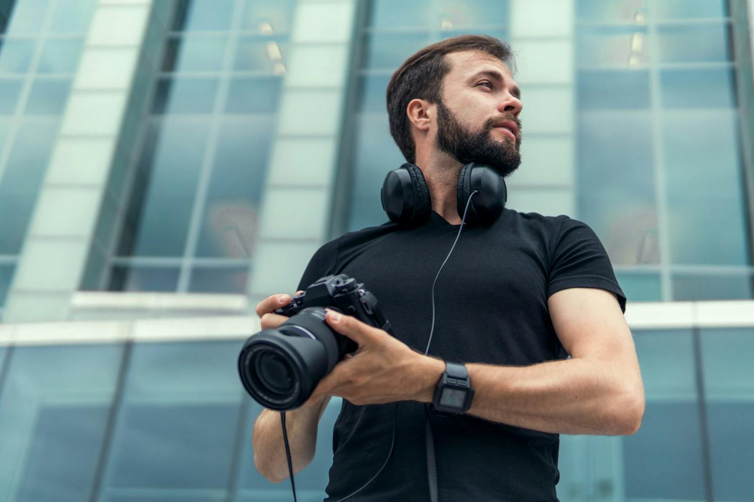 Valokuvaaja seisoo ja käyttää 24–70 mm:n vakiozoomobjektiivia